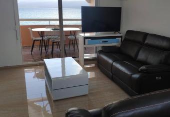 Appart. T2 de luxe +jacuzzi, vue mer et c  t   plage allows 18 year olds to book a room