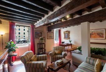 B&B Arena di Lucca allows 18 year olds to book a room