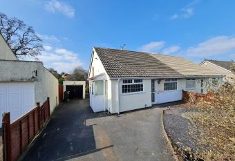 2-Bed House Bungalow in Bristol has Balcony rooms
