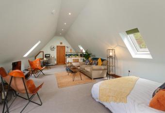 Stunning Studio, Canterbury has Balcony rooms