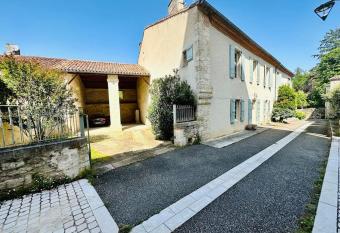 Maison en pierre 424 m   has rooms with a private hot tub