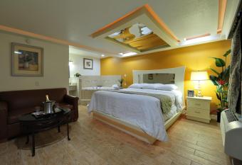 Romantic Inn & Suites has rooms with a private hot tub