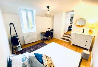 One bedroom unit in Chantilly has Balcony rooms