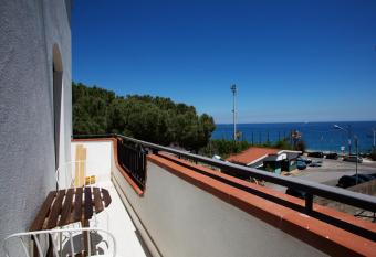 La Finestra sul Mare has Balcony rooms