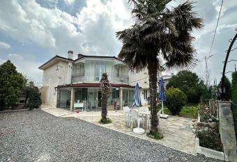   ile   de geni   meyve bah  eli l  ks villa has Balcony rooms