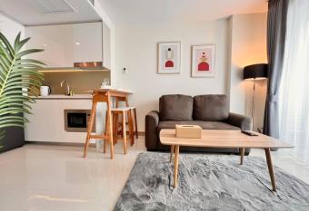 Skyzone 1 Bed in Riviera Jomtien allows 18 year olds to book a room