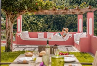 In the countryside with barbecue Casa do Ros  rio allows 18 year olds to book a room
