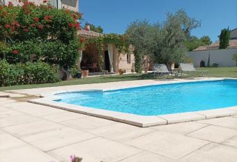 Chambre d h  te au c  ur des Alpilles allows 18 year olds to book a room