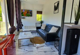 Cosy pearl in the heart of Saint-Rapha  l has Balcony rooms