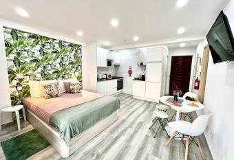 New-Romantic studio near the beach! allows 18 year olds to book a room