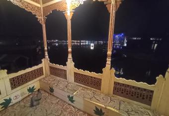 New Bombay hertiage group of house boat allows 18 year olds to book a room