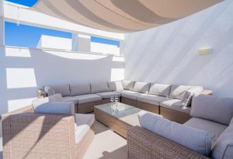 Central apartment with big roof terrace allows 18 year olds to book a room