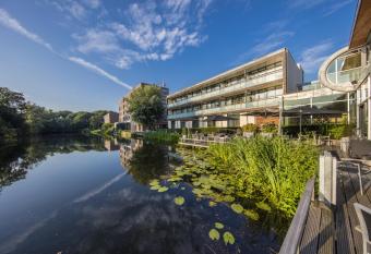 Hotel Mitland allows 18 year olds to book a room