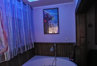 Passion Fruit Apartment allows 18 year olds to book a room