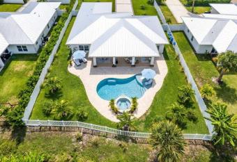 Coco Milano has rooms with a private hot tub