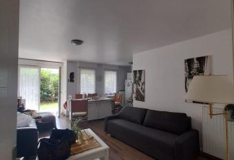 une chambre pour 1 ou 2 personnes avec 2 salles de bains communes    Lognes chez l habitant has Balcony rooms