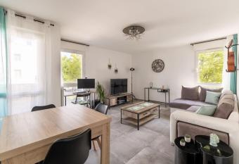 *Appartement NEUF, 50m  , 4 personnes, 2 min RER A* has Balcony rooms