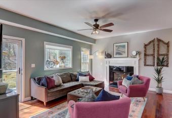 East Asheville Family Getaway has Balcony rooms