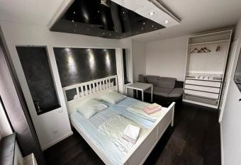 3 Zimmer Apartment Luxus has Balcony rooms