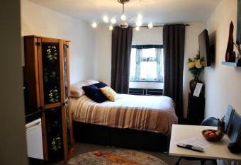 En-Suite Studio Room, Free Parking, Short & Long Stays for Work or Leisure allows 18 year olds to book a room
