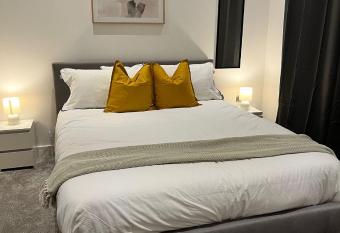 Modern 2bed Sutton allows 18 year olds to book a room