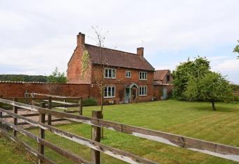 Leo s Holiday Cottage has rooms with a private hot tub