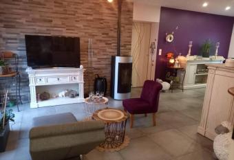 Maison Cosy avec possibilit   de massage individuel allows 18 year olds to book a room