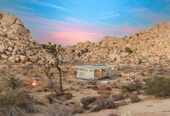 Hi-Desert Fade- Surrounded by Boulders w Cold Tub has rooms with a private hot tub