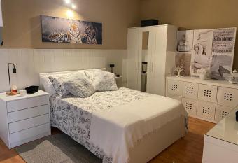 Villa Melody has rooms with a private hot tub