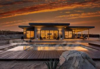 Hightail House- Heated Pool & Spa Joshua Tree has rooms with a private hot tub