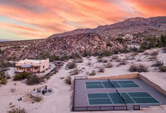 Pickleball Near Joshua Tree Park- Casita Panorama has rooms with a private hot tub