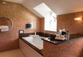 Lainston House has rooms with a private hot tub