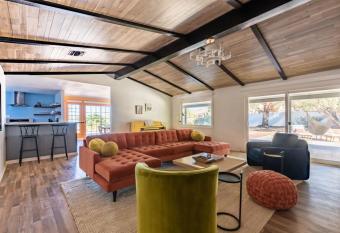 Jellystone Lodge- Park Adjacent w Hot and Cold Tub has rooms with a private hot tub