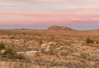 Kinetic House-Joshua Trees Sculptures Cowboy Pool has rooms with a private hot tub