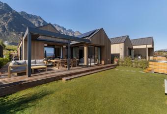 Jacks Point Eco Lodge has rooms with a private hot tub