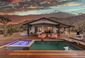 Overlook Joshua Tree- Pool and Spa Above Park has rooms with a private hot tub