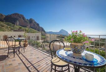 Verdemare has Balcony rooms