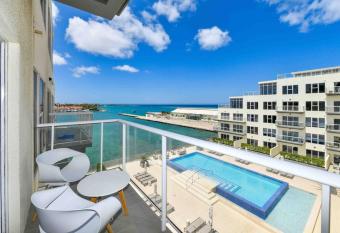 2Bd 2Bath APT - 5 Star Ocean View, Pool, Gym has rooms with a private hot tub