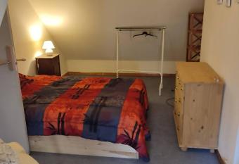 chambre double chez l habitant ,bleue, maison ancienne allows 18 year olds to book a room