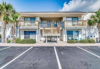 FullyRenovated 1 min walk2 beach.5min to peir park has rooms with a private hot tub