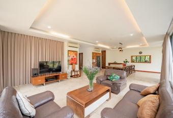 Ocean Villa Pool Retreat In Da Nang has rooms with a private hot tub