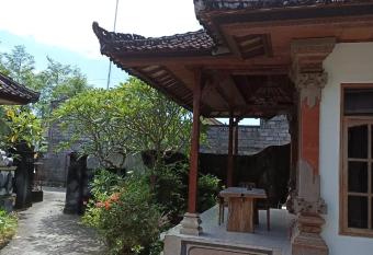 Jimbaran House has rooms with a private hot tub