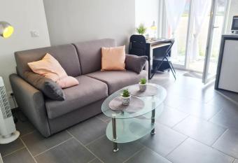 studio neuf avec terrasse allows 18 year olds to book a room