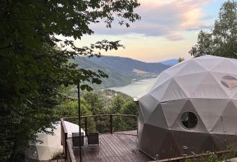 ENERGY GLAMP has Balcony rooms