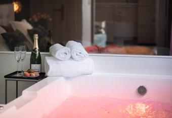 appartement avec spa priv   allows 18 year olds to book a room