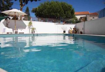 Casa Figueira has rooms with a private hot tub