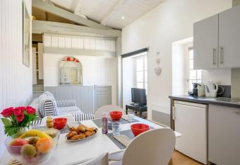 Au c  ur de St Martin: L Arnerault allows 18 year olds to book a room