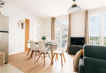   l  gance Proche Disneyland has Balcony rooms