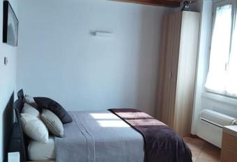 Casa Annais in zona Ospedale, Autodromo, parco allows 18 year olds to book a room