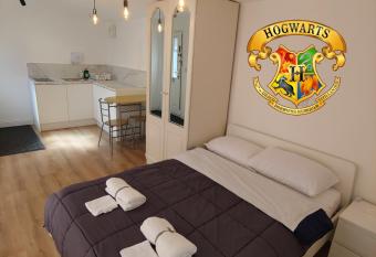 Self Contained, Garden Studio walking distance to Harry Potter Studio allows 18 year olds to book a room